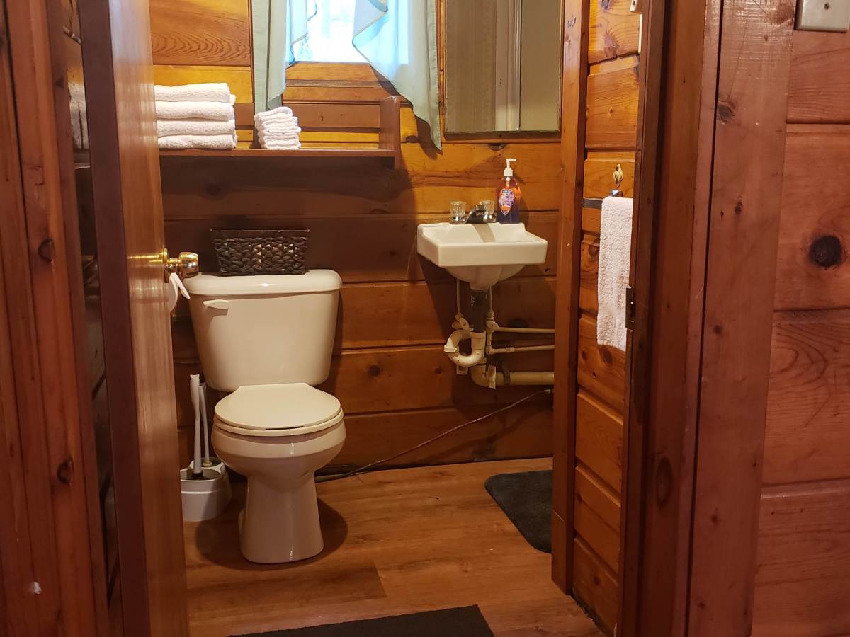 Rollway Resort: Small Cabin Bathroom